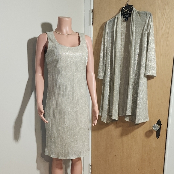 Elegant Silver Midi Dress with Shawl - Picture 5 of 14